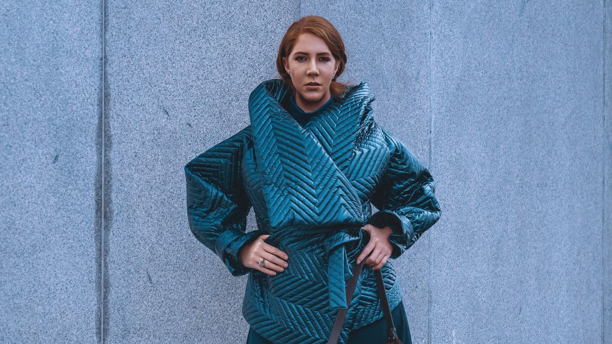 Ve stylu Nikol Kouklové: Miluje české návrháře a sluší jí trendy barva roku transformative teal